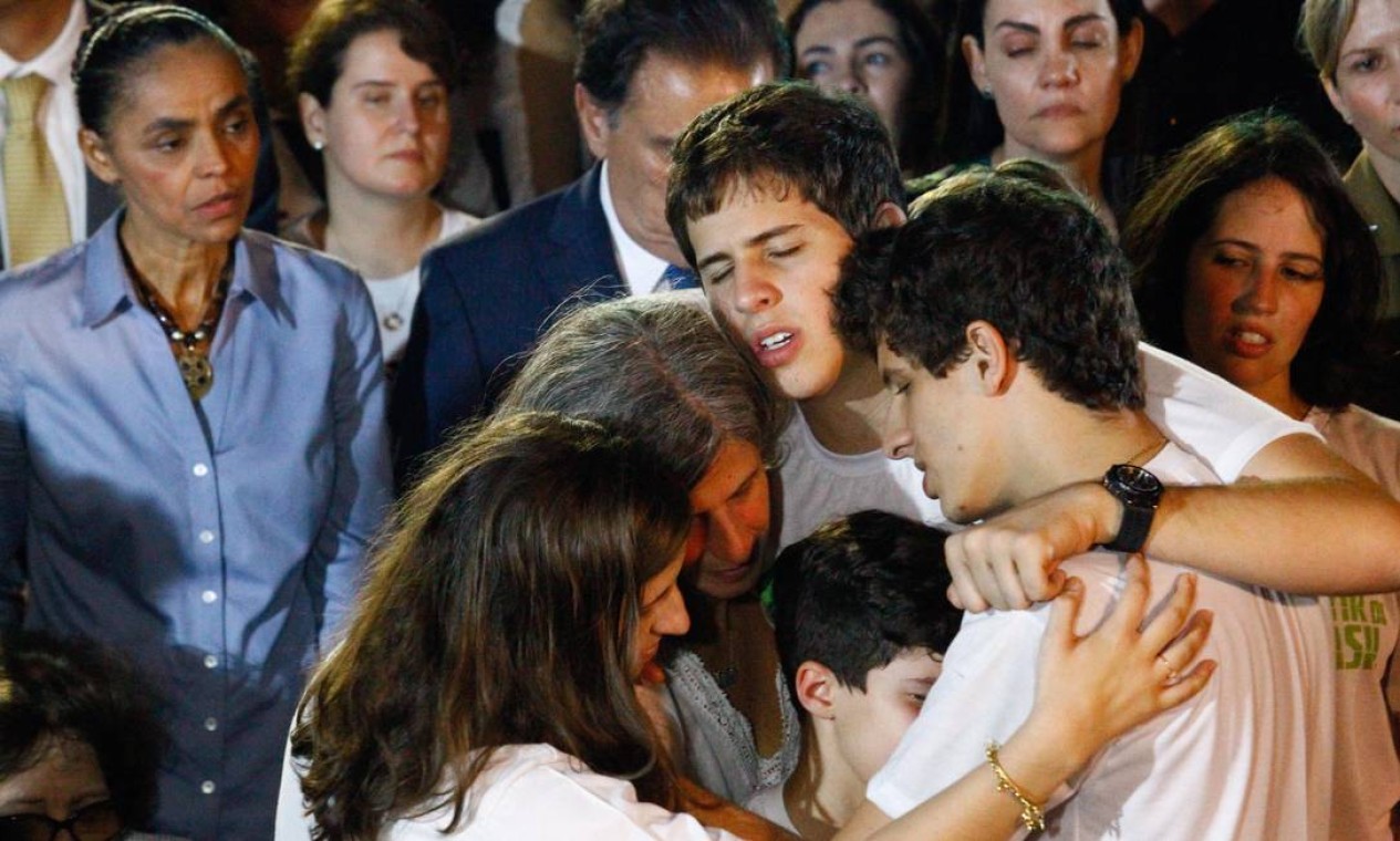 Renata, viúva de Eduardo Campos, abraça os filhos durante o enterro, observada por Marina Silva Foto: André Coelho / Agência O Globo