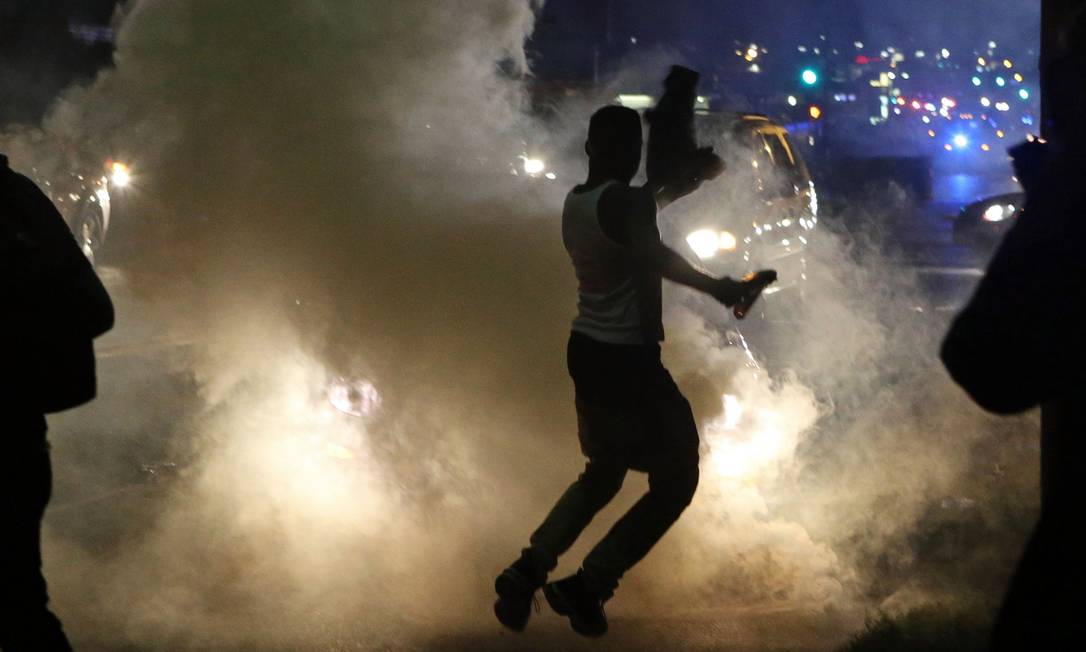 
Manifestantes correm quando polícia dispara gás lacrimogêneo durante protesto em Ferguson
Foto:
J.B. Forbes
/
AP
