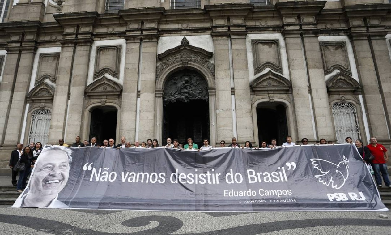 Faixa com dizeres de Eduardo Campos é aberta na frente da Igreja da Candelária, no Rio, onde foi realizada missa de sétimo dia da morte do pernambucano Foto: Guito Moreto / Agência O Globo