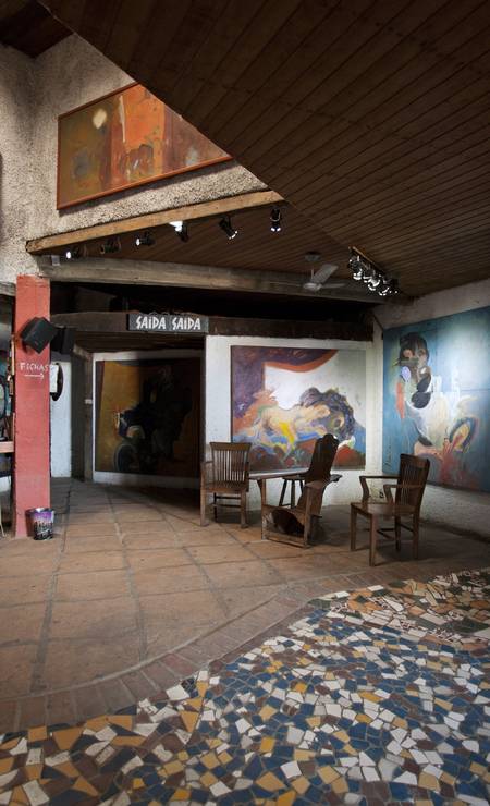 Por dentro, a casa abriga pinturas feitas pelo próprio Bob Nadkarni, que também é escultor. Foto: Guilherme Leporace / Agência O Globo
