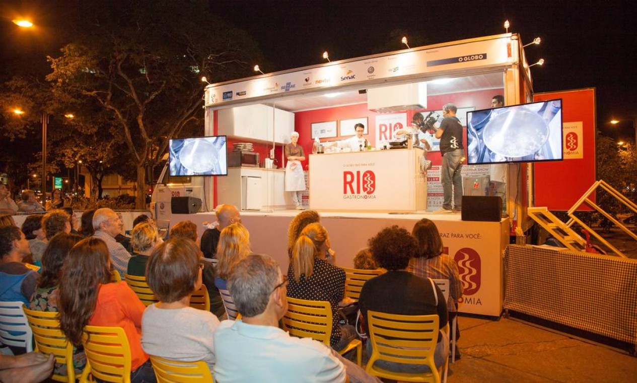 O público foi até a Praça Saens Peña para aprender a receita do Cassoulet Brasileiro dos chefs do Copacabana Palace Foto: Bianca Pimenta/O Globo