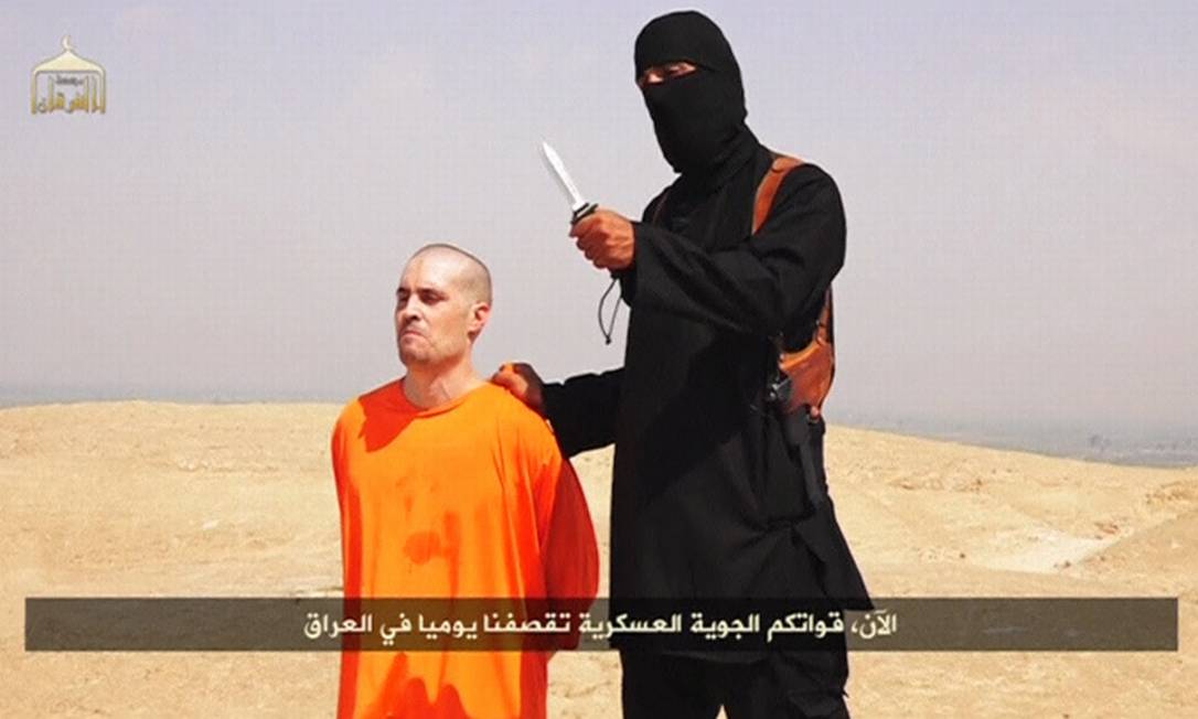 
Militante mascarado do Estado Islâmico segura homem que seria o jornalista americano James Foley, pouco antes de decapitá-lo. Grupo enviou mensagem ao governo americano afirmando que outro jornalista pode ser morto
Foto:
REUTERS TV
/
Reuters
