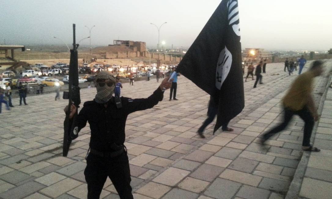 
Um jihadista segura a bandeira do autoproclamado califado do Estado Islâmico
Foto:
REUTERS
