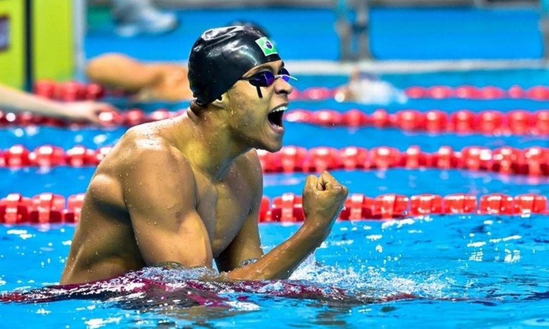 Matheus Santana comemora o ouro nos 100m livre nos Jogos da Juventude Foto: Wander Roberto/Divulgação COB