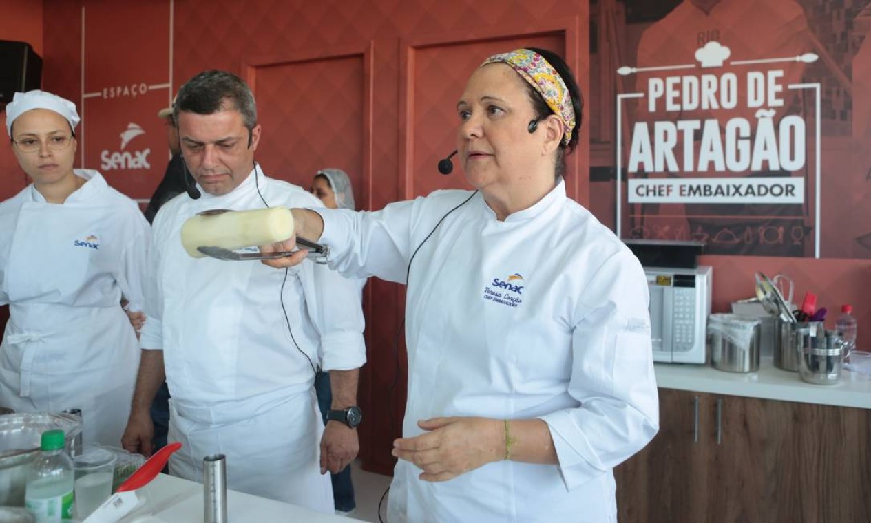 No Espaço Senac, Teresa Corção convidou o chef Osvaldo Gorski e juntos prepararam uma rabada com tucupi Foto: Cecília Acioli/O Globo