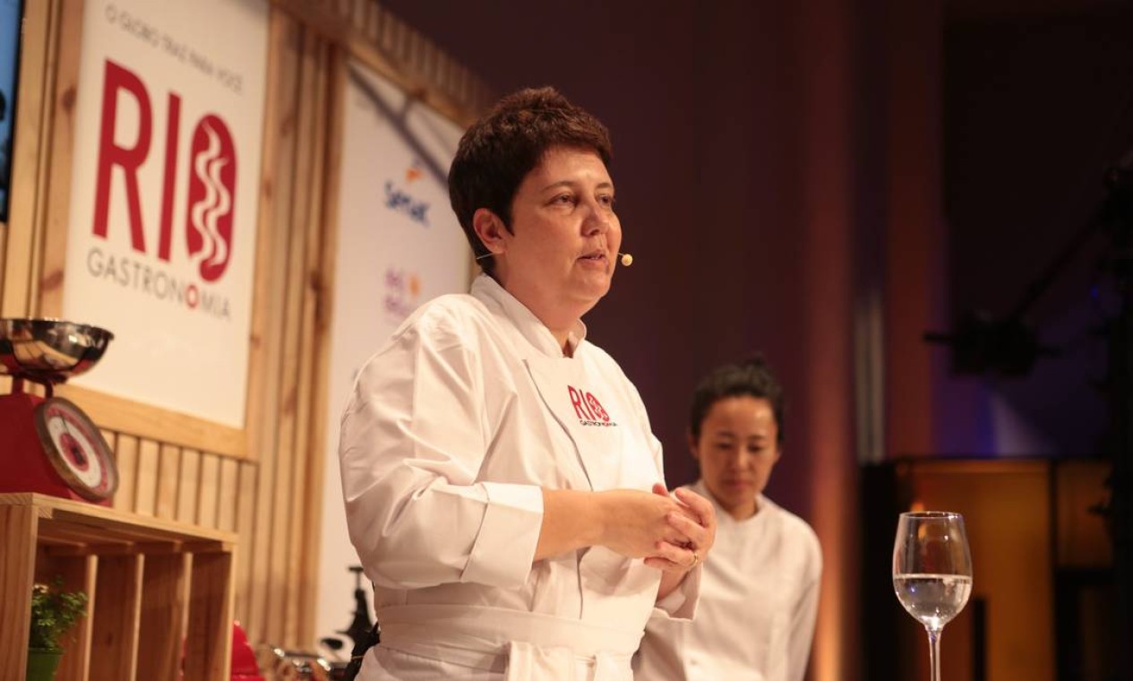 A chef Roberta Sudbrack ensinou a preparar três sobremesas no auditório do Circuito Rio Gastronomia Foto: Agência O Globo