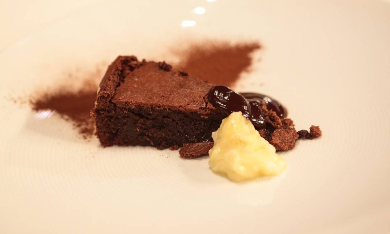 O bolo de chocolate amargo da Roberta Sudbrack Foto: Cecília Acioli/O Globo
