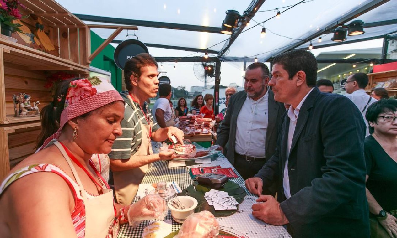 O Ministro do Turismo, Vinicius Lages, visitou o Rio Gastronomia no Jockey com Claudio Magnavita, secretário estadual de Turismo Foto: Marco Sobral/O Globo