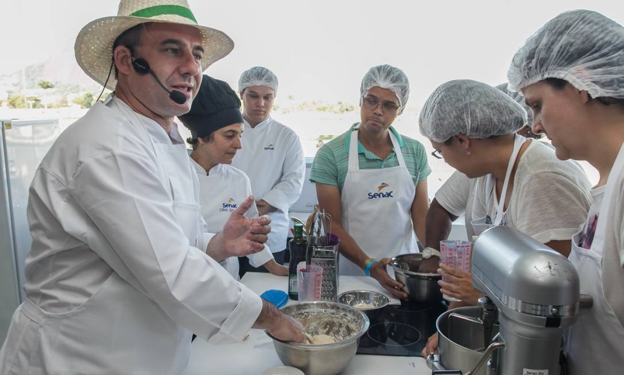 No Espaço Senac, o chef Frédéric Monnier ensinou uma receita de pão típico da região de Campagne, na França Foto: Marco Sobral/O Globo