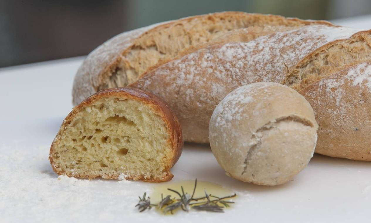 O pão de Campagne, preparado pelo chef Frédéric Monnier em aula no Espaço Senac Foto: Marco Sobral/O Globo