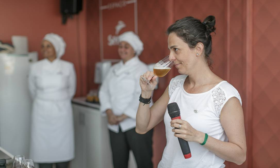A mestre cervejeira Cilene Saorin explicou como harmonizar diferentes estilos de cervejas no Espaço Senac Foto: Marco Sobral/O Globo