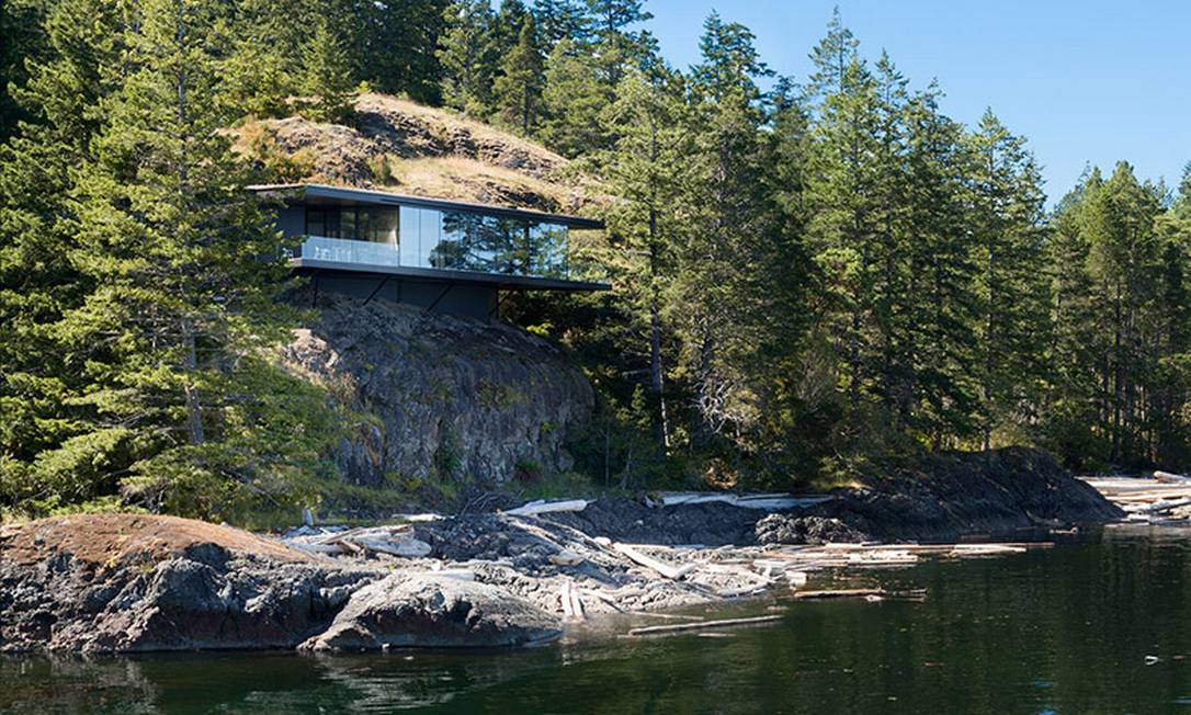 
A “Tula House” foi construída sobre estruturas de aço sobre a rocha, na região de Quadra Island, a seis horas de Vancouver, no Canadá
Foto:
/
Reprodução internet

