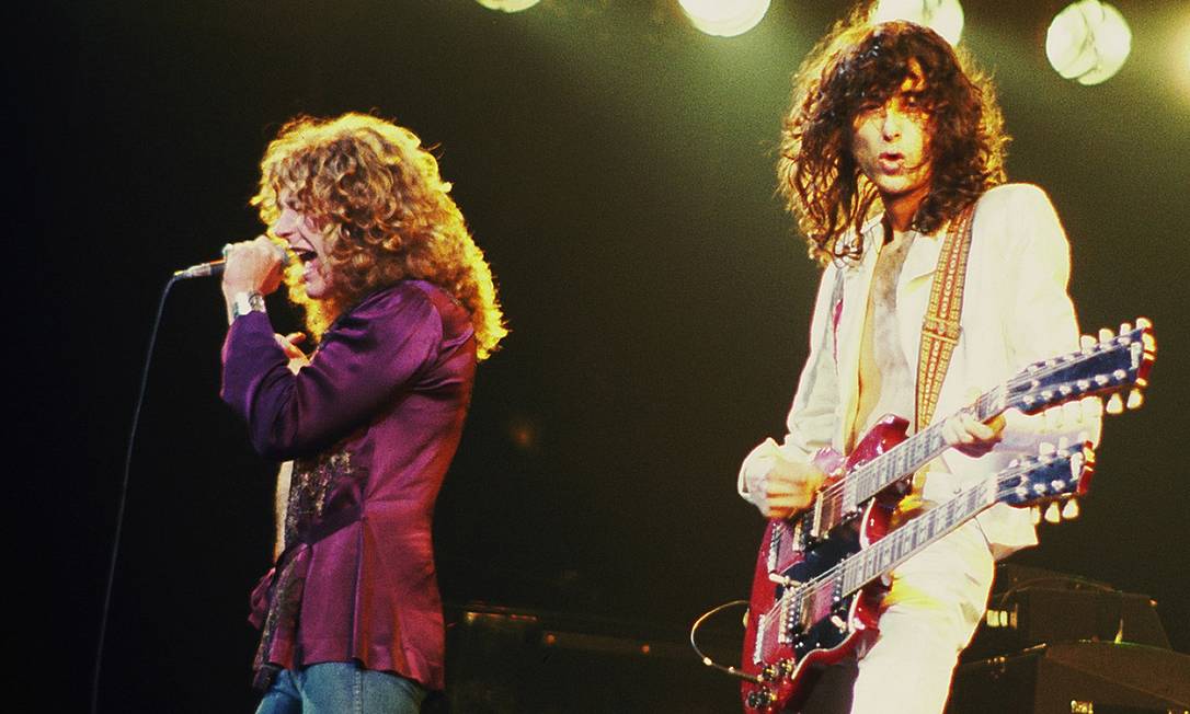 Jimmy Page na guitarra, ao lado de Robert Plant, em 1977 Foto: Jim Summaria / Wikimedia Commons