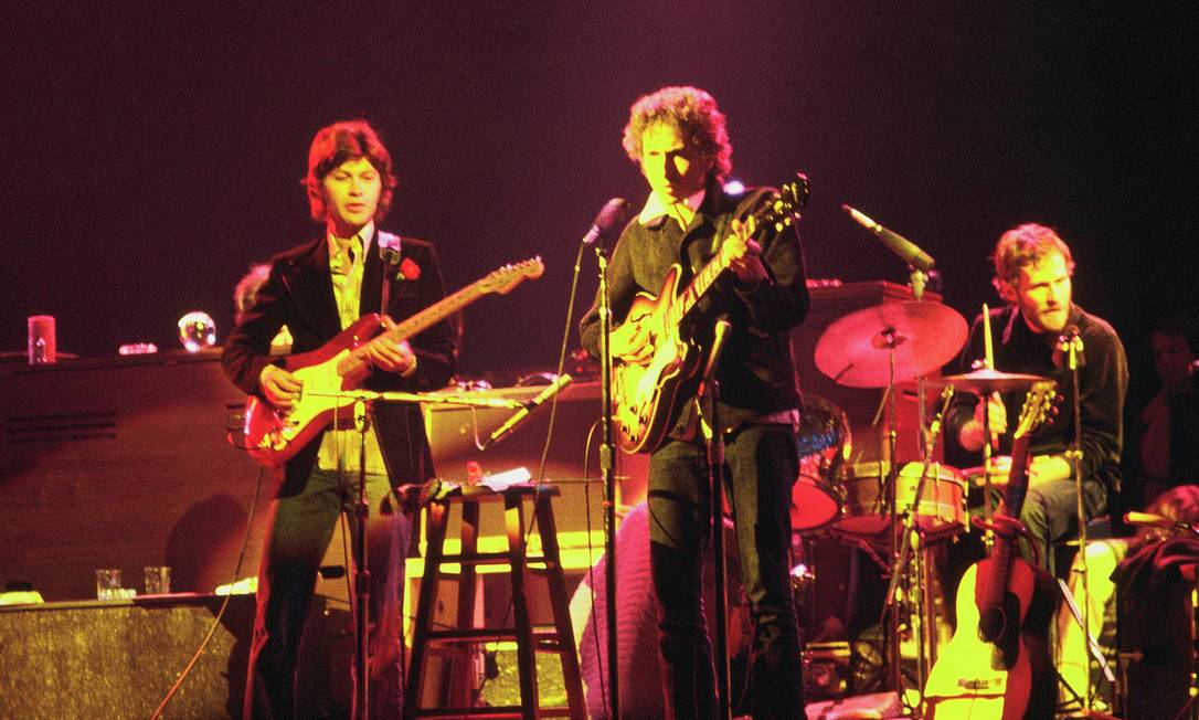 Bob Dylan e a The Band tocam juntos em 1974: banda de apoio se tornou grande sucesso e virou até filme de Martin Scorsese Foto: Jim Summaria / Wikimedia Commons