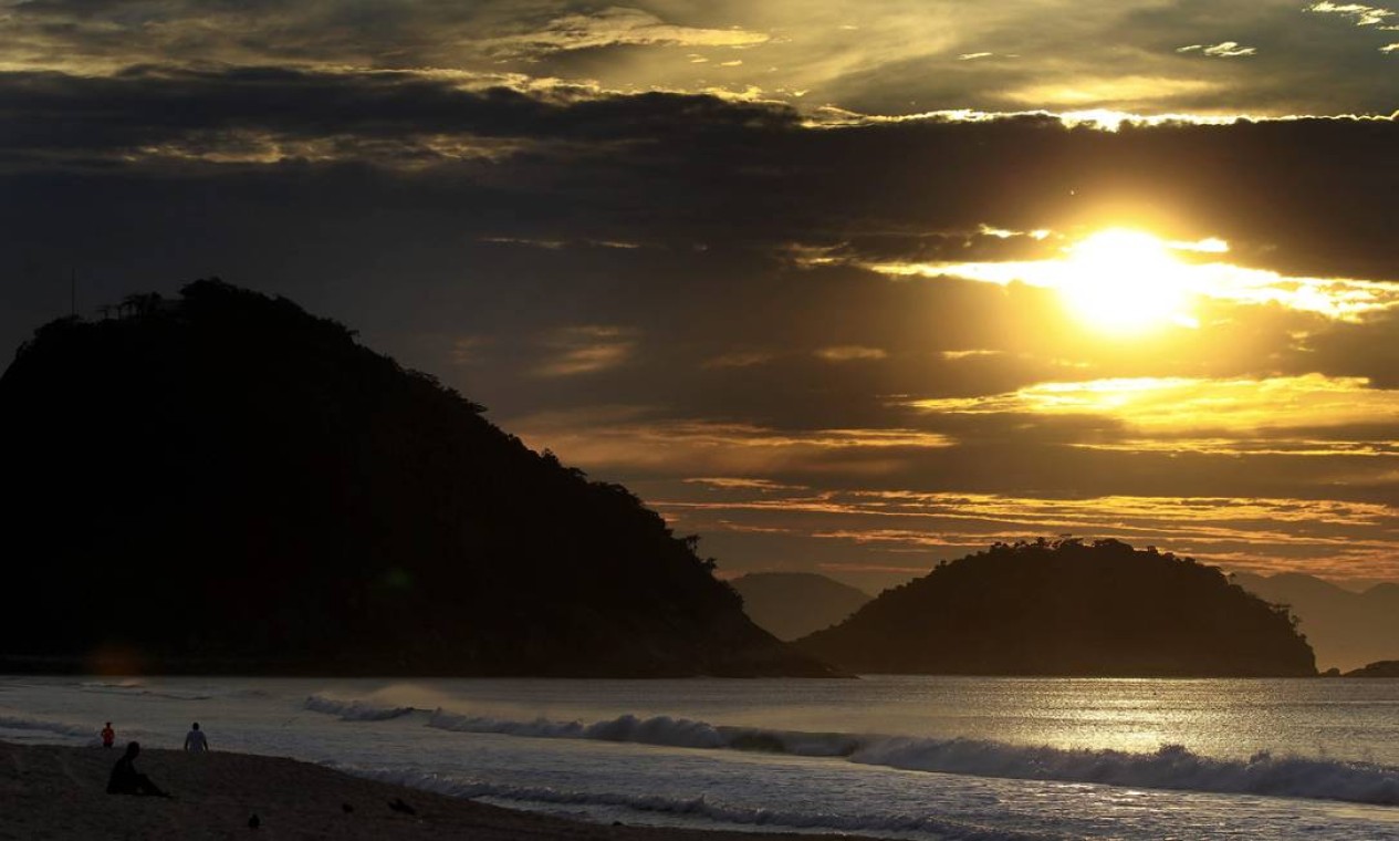 O sol brilha forte no amanhecer desta segunda-feira Foto: Márcio Alves / Agência O Globo