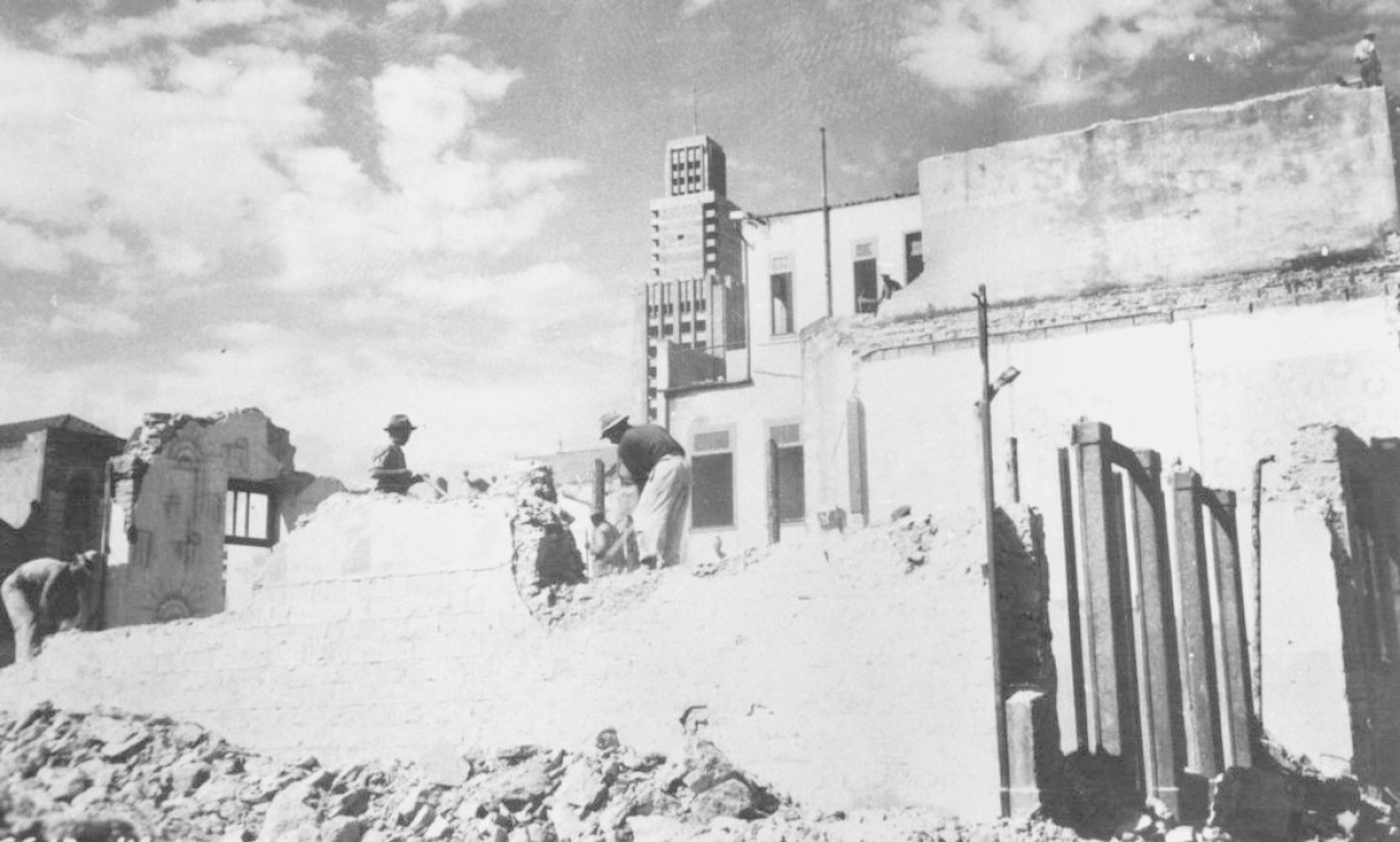 Demolições de construções para a abertura da Avenida Presidente Vargas, em 1941. No total, foram 958 imóveis derrubados Foto: Arquivo Geral da Cidade do Rio de Janeiro