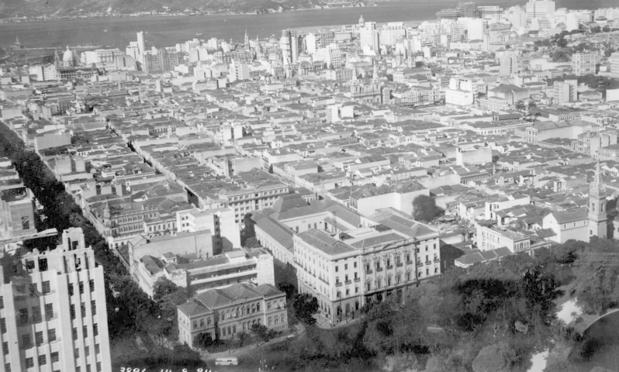 Vista áerea da região antes das demolições dos imóveis Foto: Arquivo Geral da Cidade do Rio de Janeiro