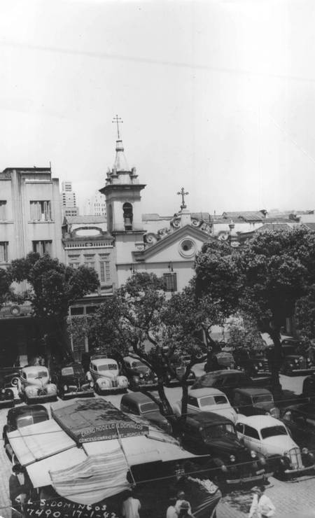 No Largo de São Domingos, ficava a igreja de mesmo nome, que foi demolida durante a obra Foto: Arquivo Geral da Cidade do Rio de Janeiro