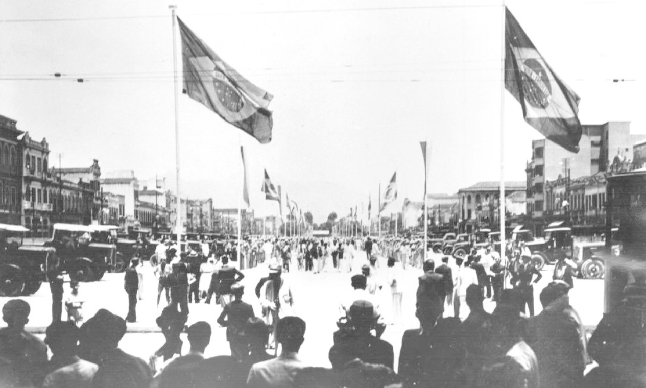 Solenidade na futura Avenida Presidente Vargas, em 1941 Foto: Arquivo Geral da Cidade do Rio de Janeiro