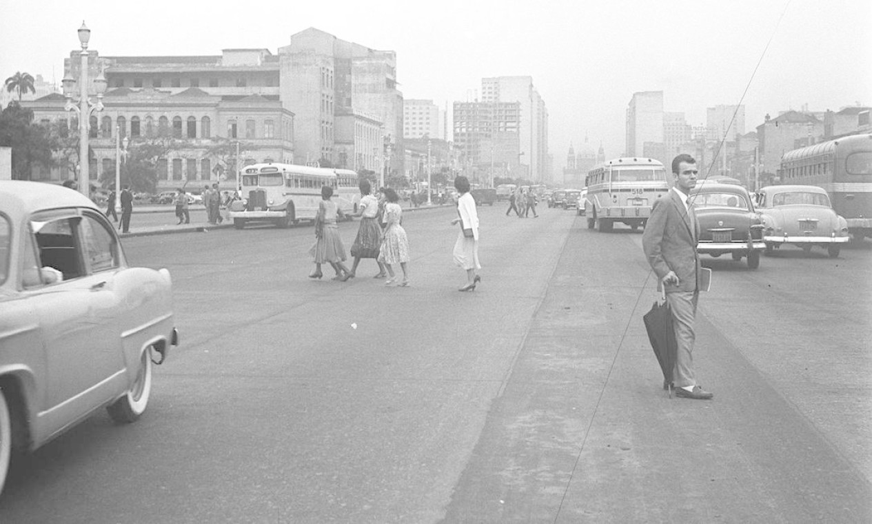 A Avenida Presidente Vargas em 23 de setembro de 1957, sendo caminho de pedestres e motoristas Foto: Agência O Globo