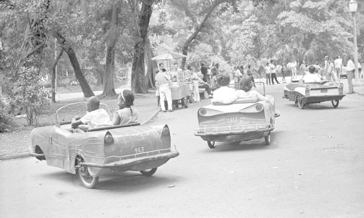 Aos domingos, o público se diverte brincando com os carrinhos ao redor do Campo de Santana, em 31 de julho de 1966 Foto: Agência O Globo