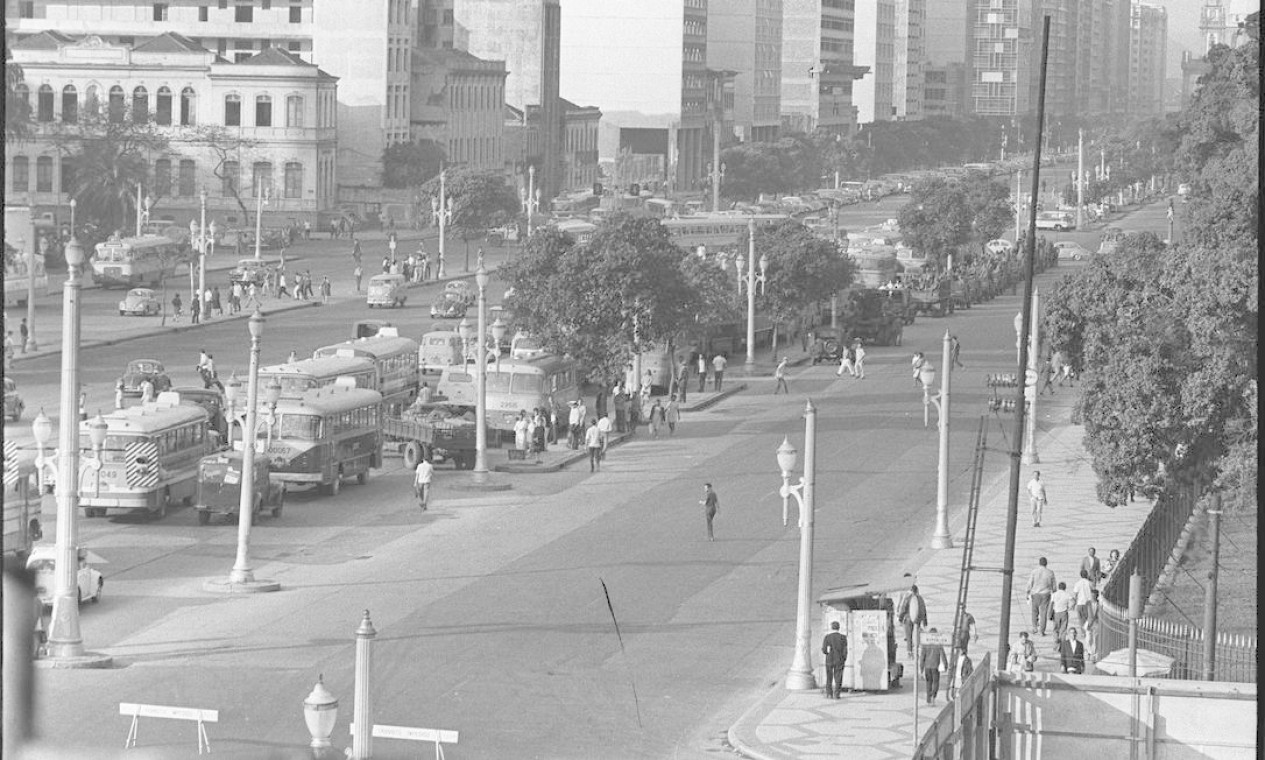 Avenida Presidente Vargas interditada, em 6 de agosto de 1968. Ao fundo, a Escola Municipal Rivadávia Correa Foto: Agência O Globo