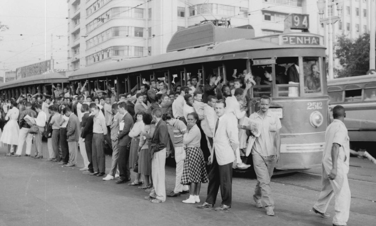 Bonde em frente à estação Central do Brasil, em 26 de maio de 1959. Importante meio de transporte da época Foto: Agência O Globo