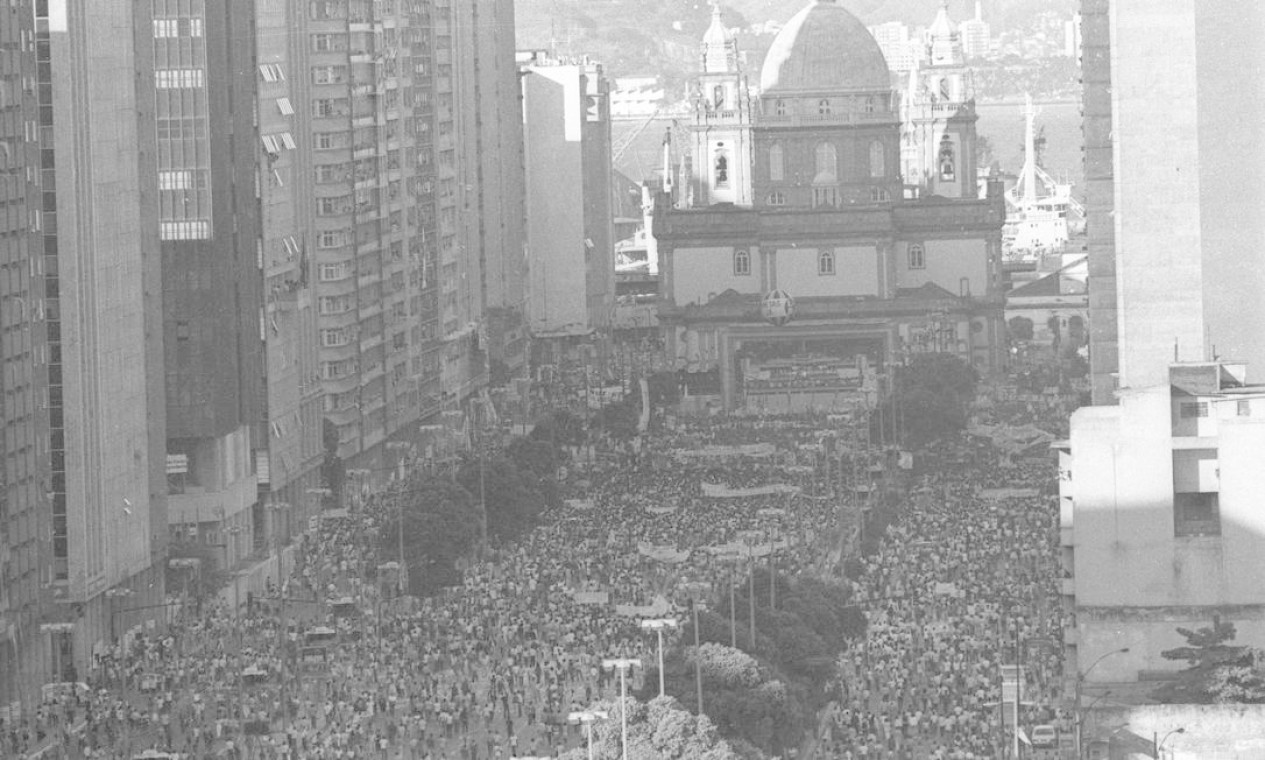 Diretas já: comício por eleições diretas para a Presidência da República na Candelária, em 10 de abril de 1984 Foto: Hipólito Pereira / Agência O Globo