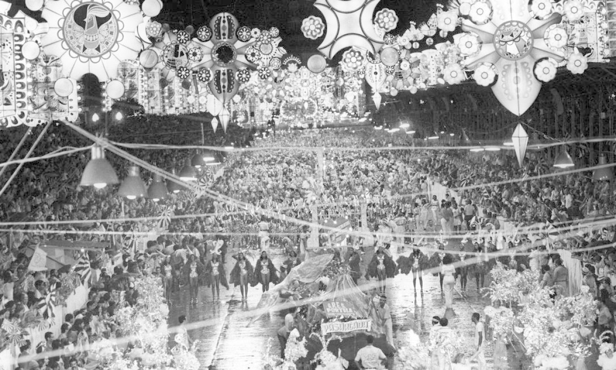 A escola de samba Portela desfila na Presidente Vargas, em 5 de março de 1973 Foto: Agência O Globo