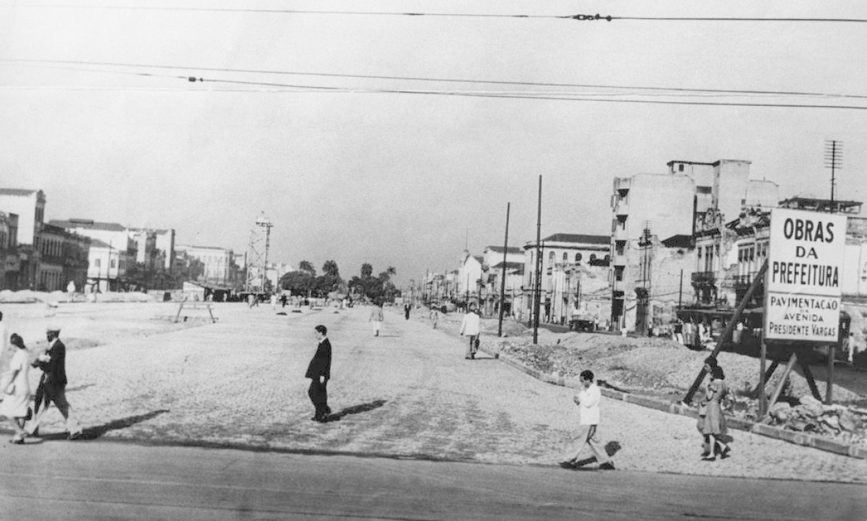 Pavimentação da Avenida Presidente Vargas no trecho entre a Central do Brasil e a Praça Onze Foto: Arquivo Geral da Cidade do Rio de Janeiro