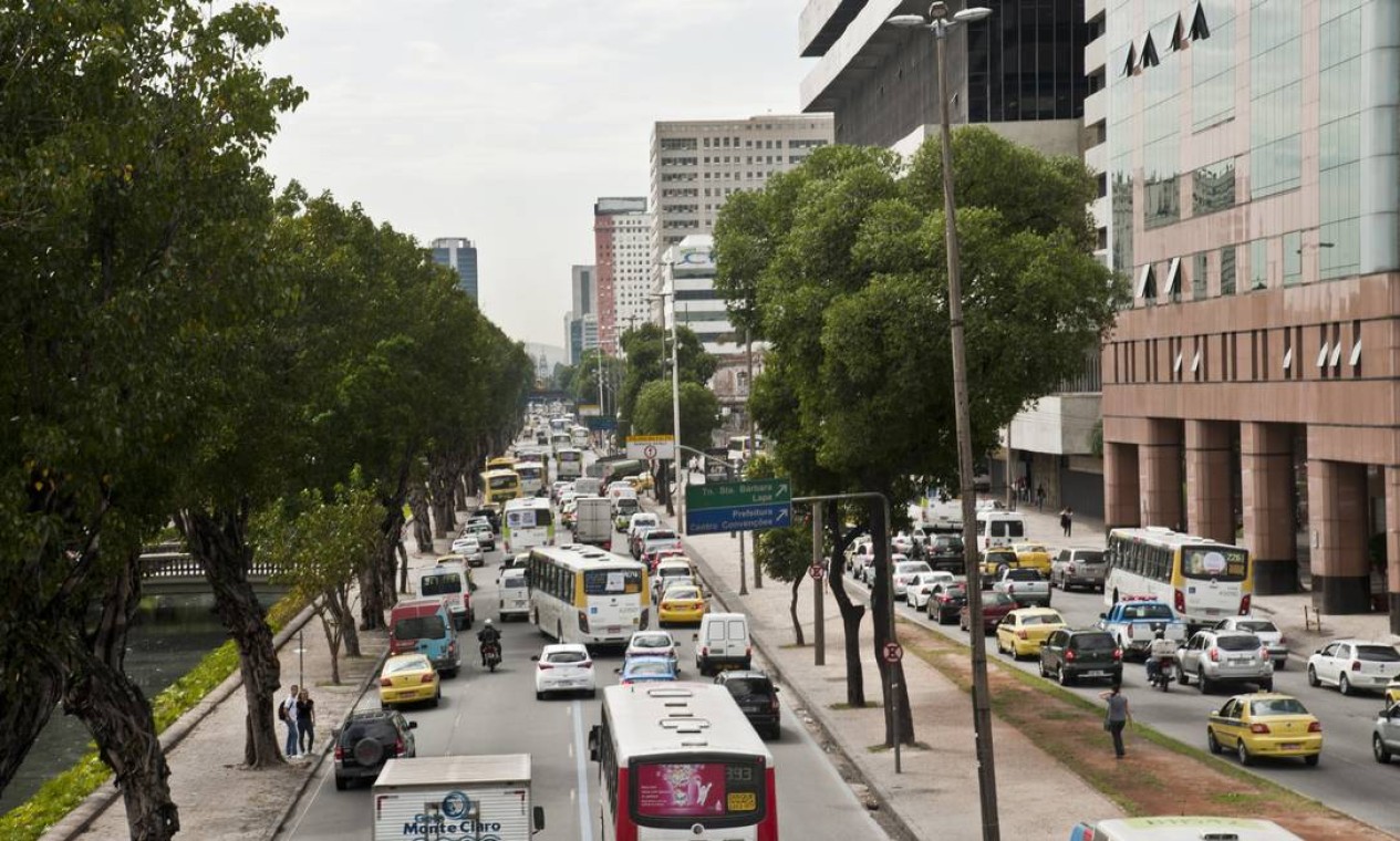 Os engarrafamentos fazem parte do cotidiano dos motoristas que passam pela via nos dias úteis Foto: Adriana Lorete / O Globo