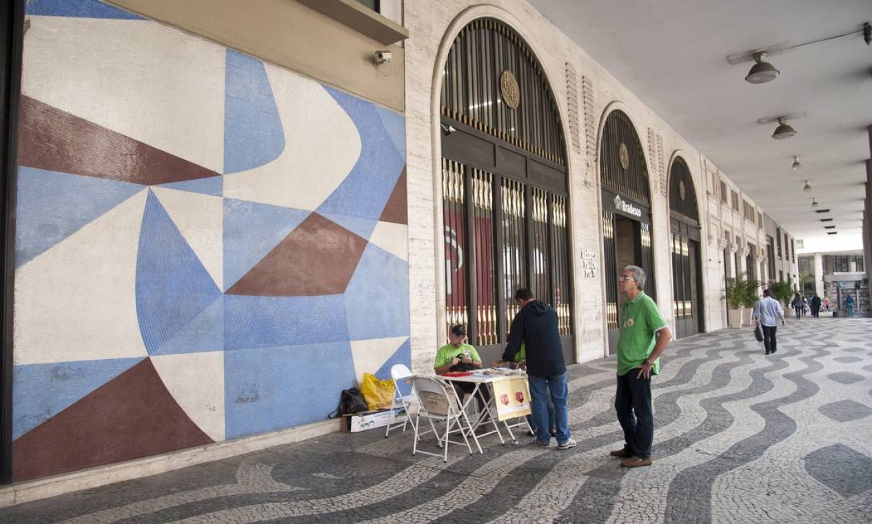 O painel de azulejo na Praça Pio X 118, Candelária, chama a atenção dos pedestres Foto: Adriana Lorete / O Globo