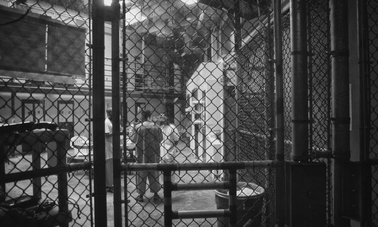 Detentos conversam na hora do almoço na área comum do Campo 5. Obama argumenta que a Base de Guantánamo deve ser fechada devido ao seu alto custo, ao perigo que representa à segurança nacional e por ser um símbolo anti-americano de tortura Foto: DAMON WINTER / NYT