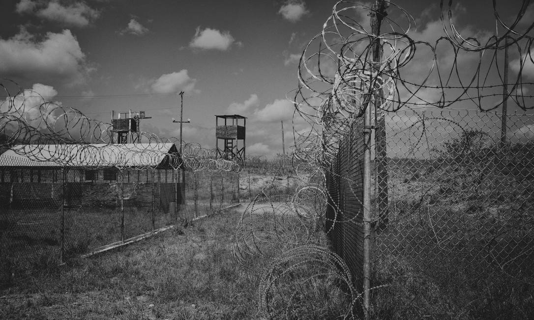 
A grama e o mato invadem o Campo Raio X, abandonado depois que um prédio mais novo foi ocupado em Guantánamo
Foto:
/
DAMON WINTER/NYT

