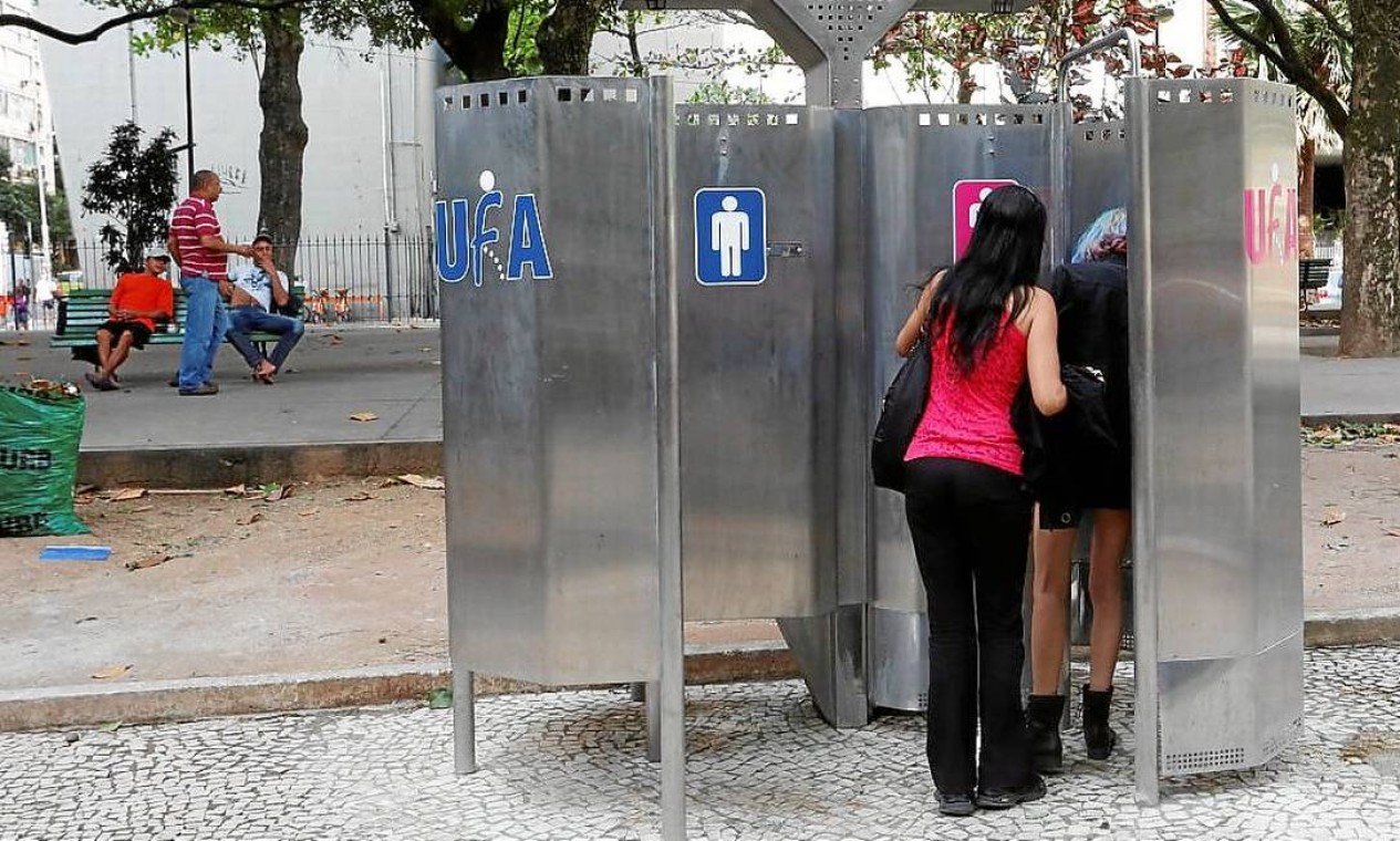 Intimidadas com a falta de privacidade, mulheres reprovam banheiro público  feminino no Rio - Jornal O Globo