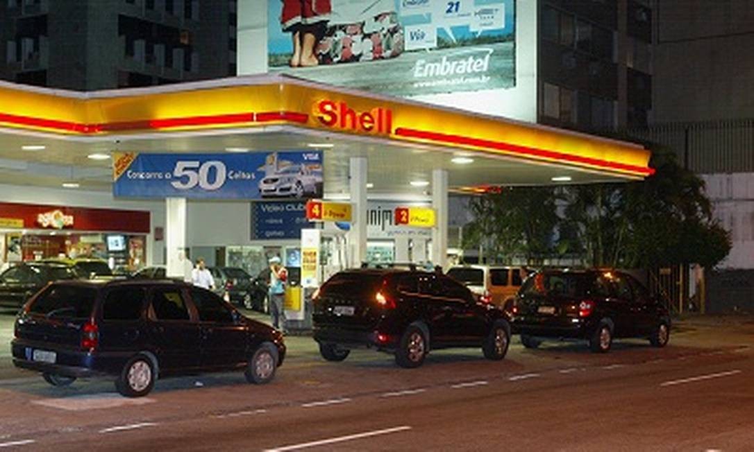 O Instalador De Linhas Foi Ate O Posto De Gasolina