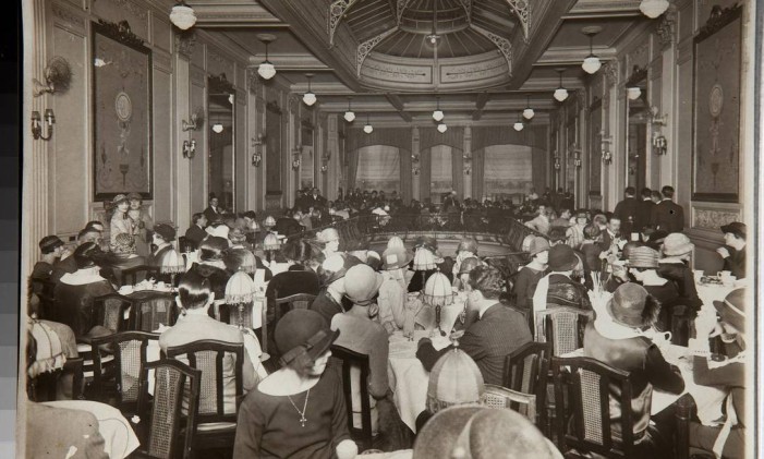 Salão da Colombo lotado para o Chá das cinco Foto: Arquivo O Globo