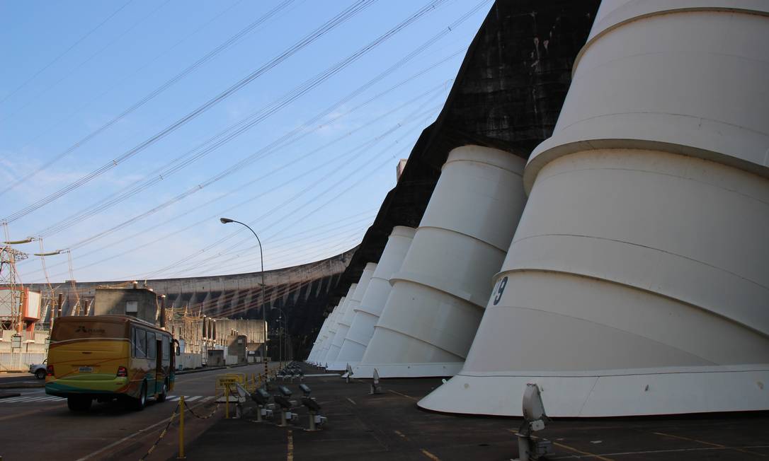 As visitas são feitas em parte a bordo de ônibus que percorrem parte da extensão da enorme barragem, uma das marcas registrada de Itaipu. Foto: Eduardo Maia / O Globo