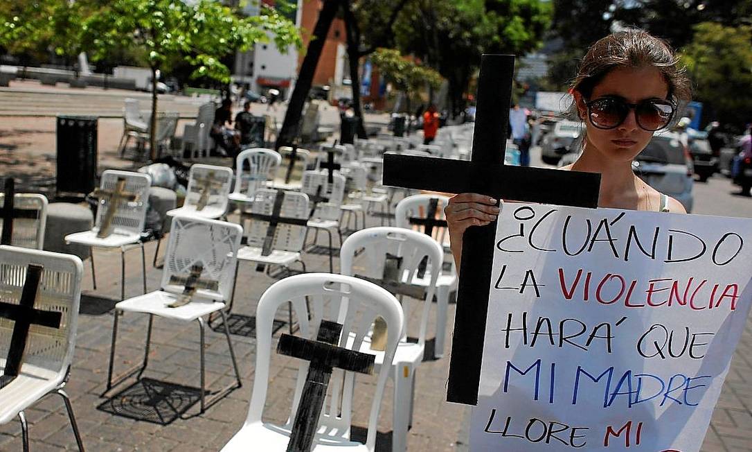
Manifestante segura cartaz pedindo fim da violência em Caracas
Foto:
Tomas Bravo
/
Reuters
