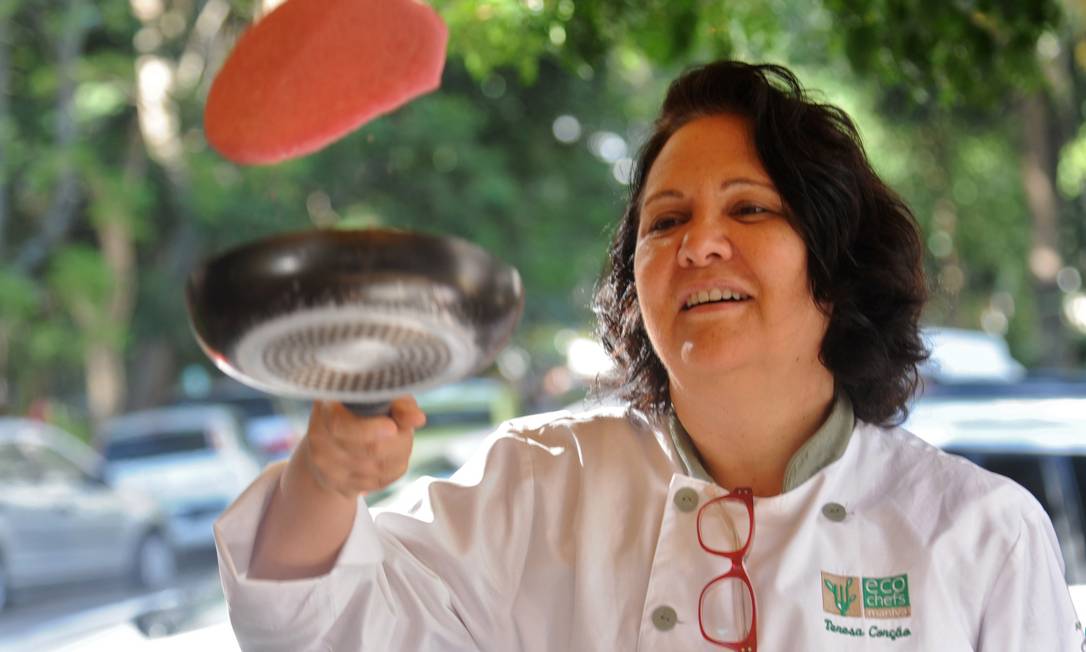 
Teresa Corção fala sobre os benefícios da comida orgânica e explica o conceito de slow food
Foto:
Adriana Lorete
/
Agência O Globo
