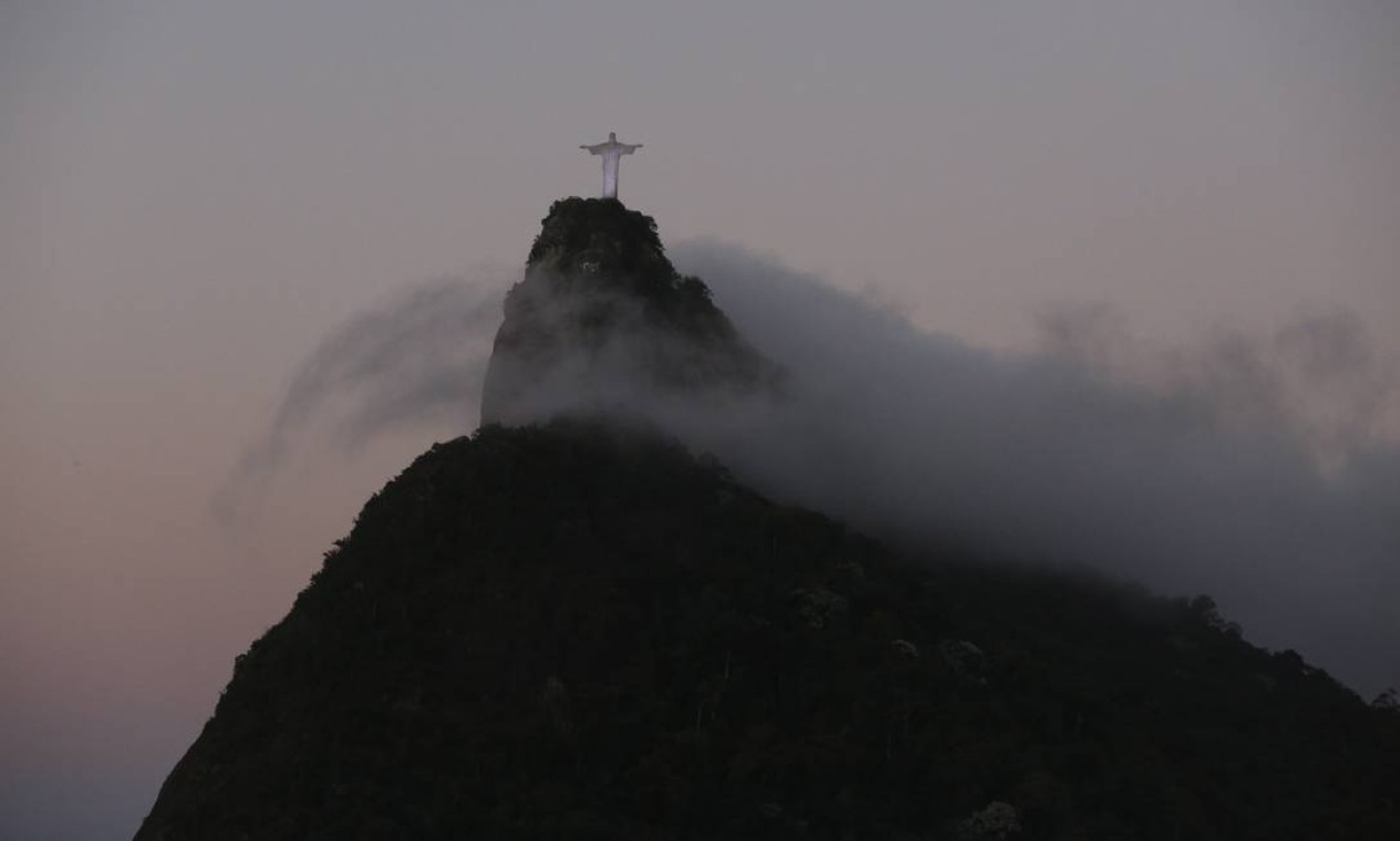 Algumas nuvens encobrem o Cristo no início da manhã Foto: Felipe Hanower / Agência O Globo