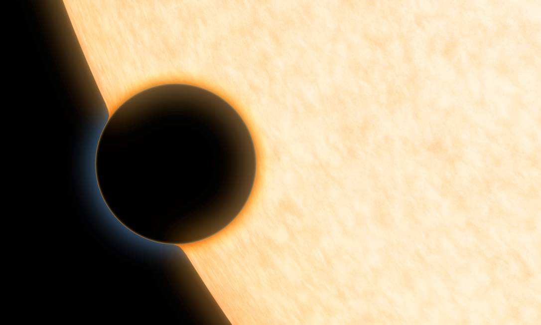 
Ilustração mostra o planeta extrassolar HAT-P-11b enquanto passa em frente a sua estrela, permitindo a análise de sua atmosfera
Foto:
NASA/JPL-Caltech
