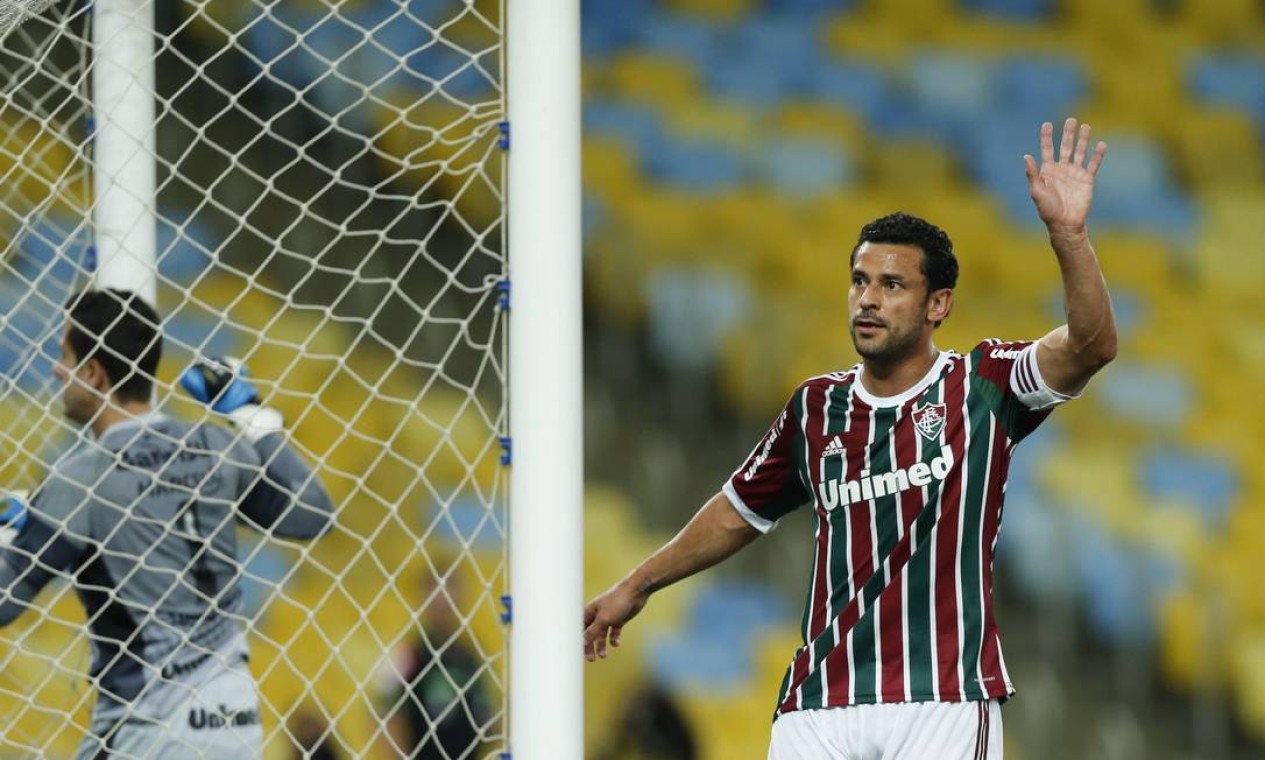 Fred acena para a torcida no jogo entre Fluminense e Grêmio Foto: Alexandre Cassiano / Agência O Globo