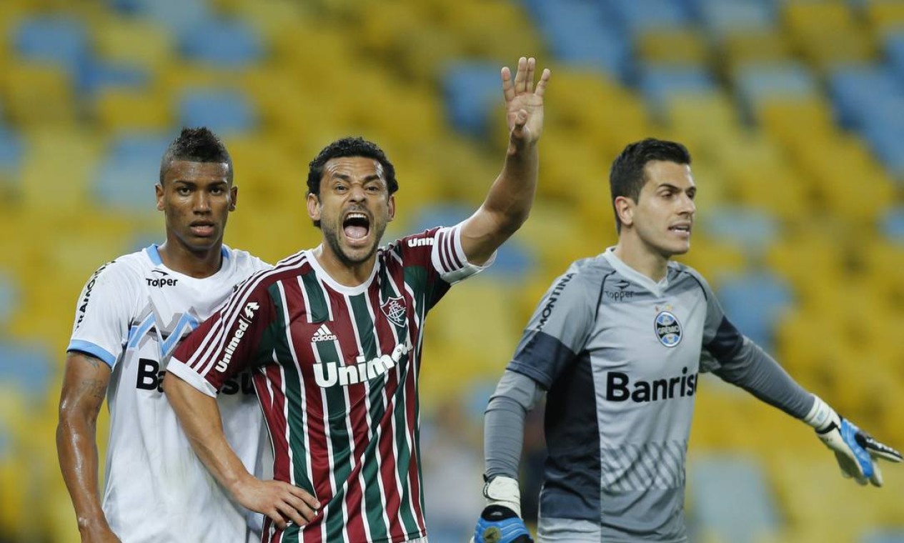 Fred orienta o time do Fluminense, marcado Walace, do Grêmio Foto: Alexandre Cassiano / Agência O Globo