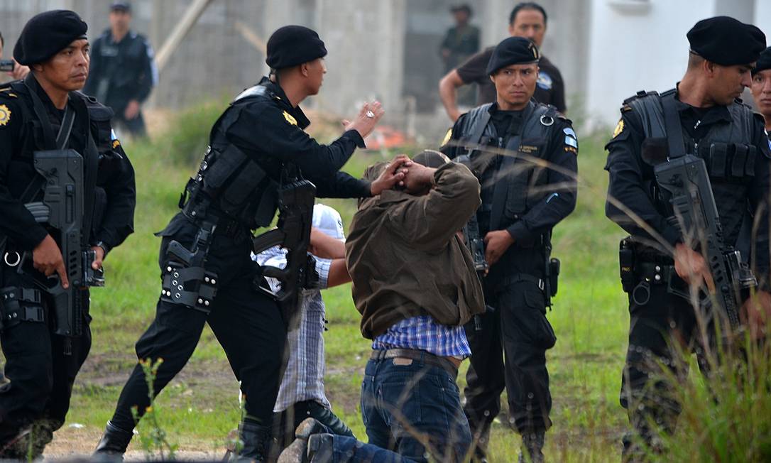 
Policias capturam membros do grupo narcotraficante mexicano Los Zetas, na Guatemala, em junho 2012. Em Tamaulipas, na fronteira do México com os Estados Unidos, traficantes causam terror como suas modalidades de recrutamento. Jovens são sequestrados nas estradas
Foto:
AFP - 01 -06 - 2012
