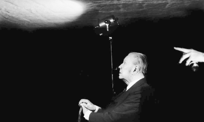 O retrato do escritor argentino Jorge Luis Borges foi feito durante as gravações do documentário "Borges para milhões" e é a fotografia que despertou no artista o desejo de registrar autores Foto: Daniel Mordzinski