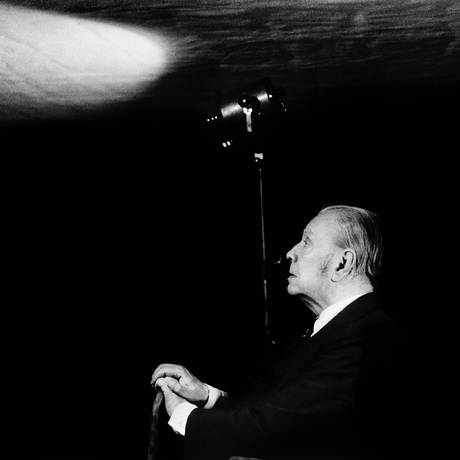 O retrato do escritor argentino Jorge Luis Borges foi feito durante as gravações do documentário "Borges para milhões" e é a fotografia que despertou no artista o desejo de registrar autores Foto: Daniel Mordzinski