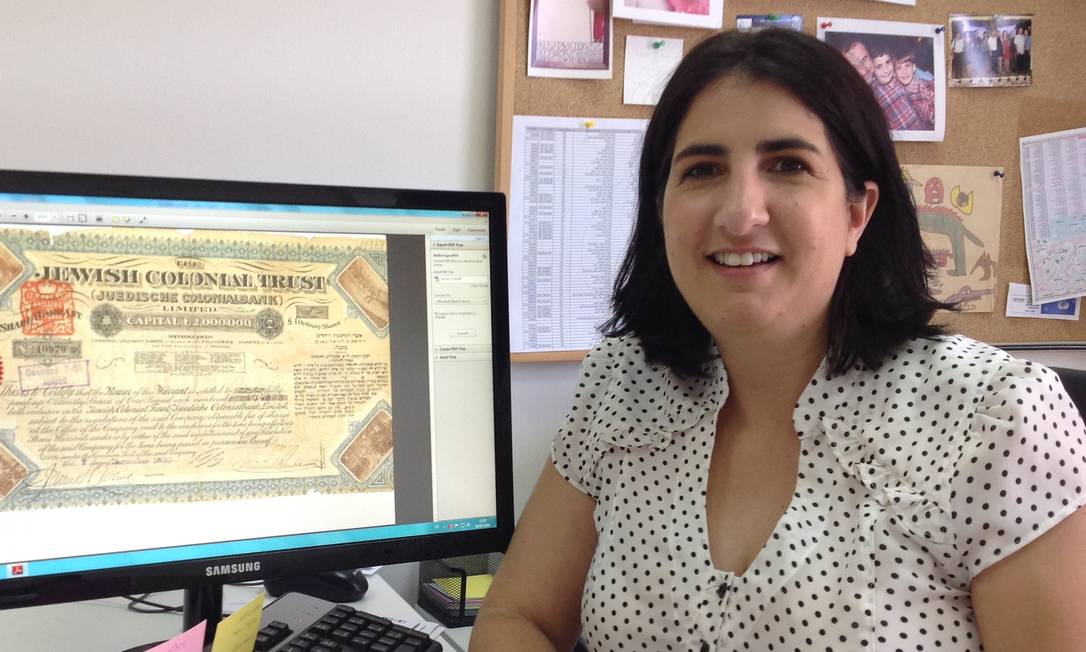 
Elinor Kroitoru, advogada, uma das pesquisadoras da Hashava, que busca herdeiros de vitimas do Holocausto
Foto:
Especial para O GLOBO
/
Daniela Kresch
