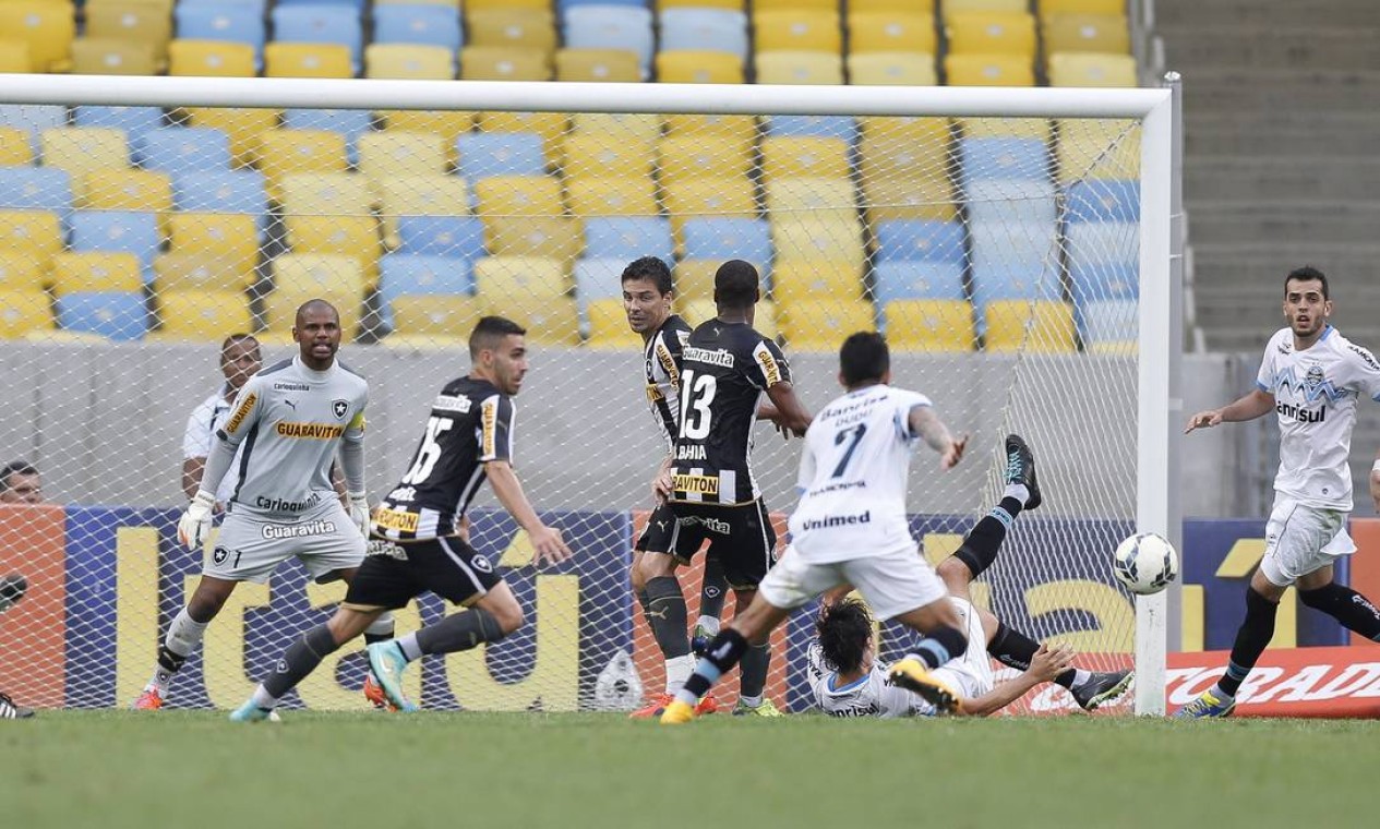 O Grêmio chega com perigo à área do Botafogo Foto: Alexandre Cassiano / Agência O Globo