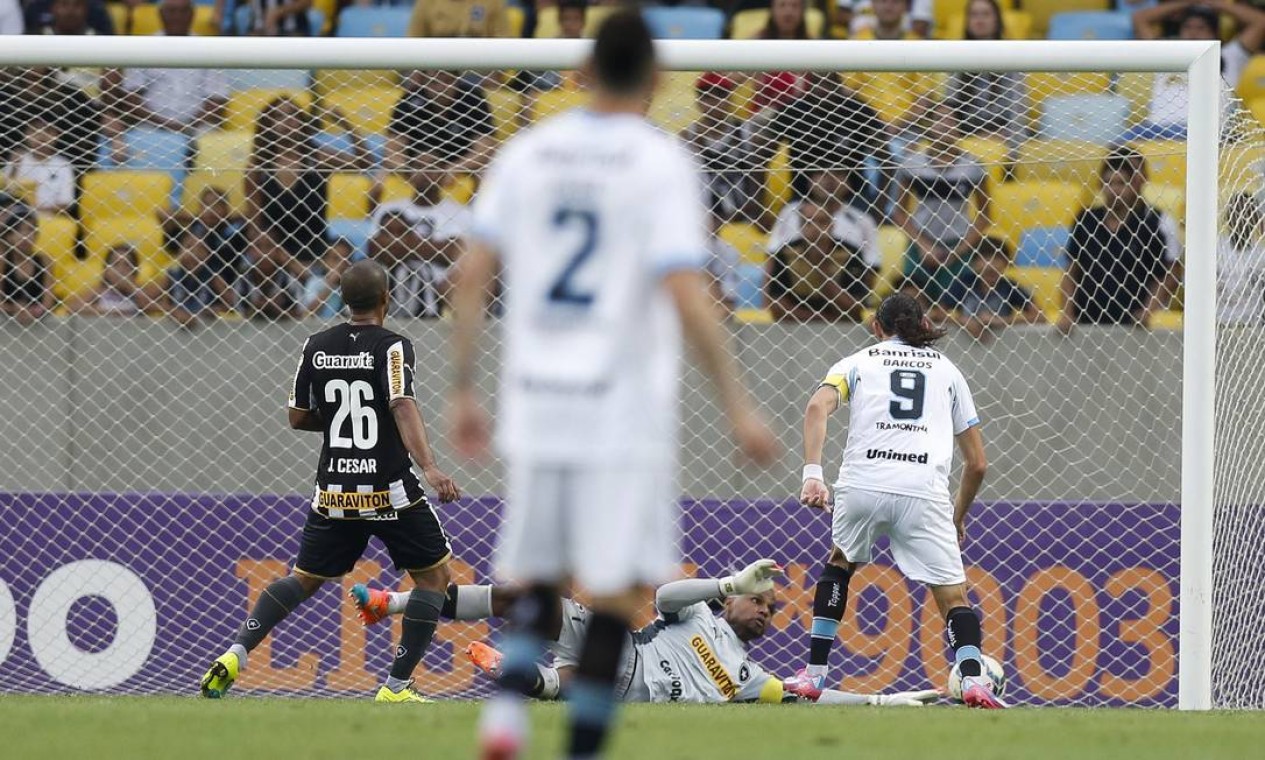 Barcos, número 9, toca para o fundo das redes, no segundo gol do Grêmio Foto: Alexandre Cassiano / Agência O Globo